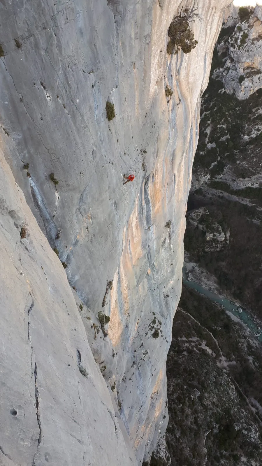 Sébastien, minuscule dans l’immense paroi des Marches du Temps, au Verdon