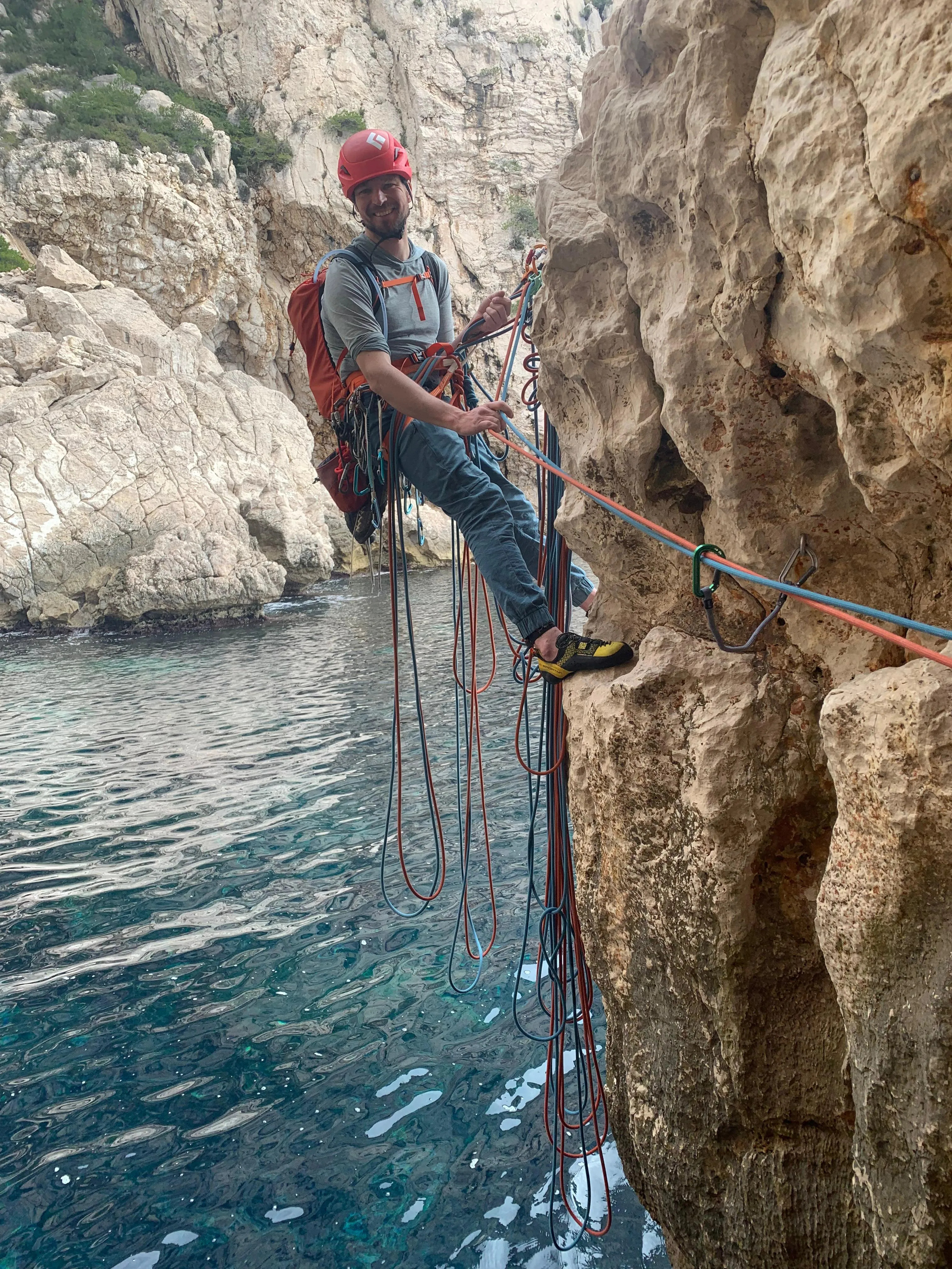 Sébastien encadre dans la grande voie « Sur les traces de Gaston », dans les Calanques