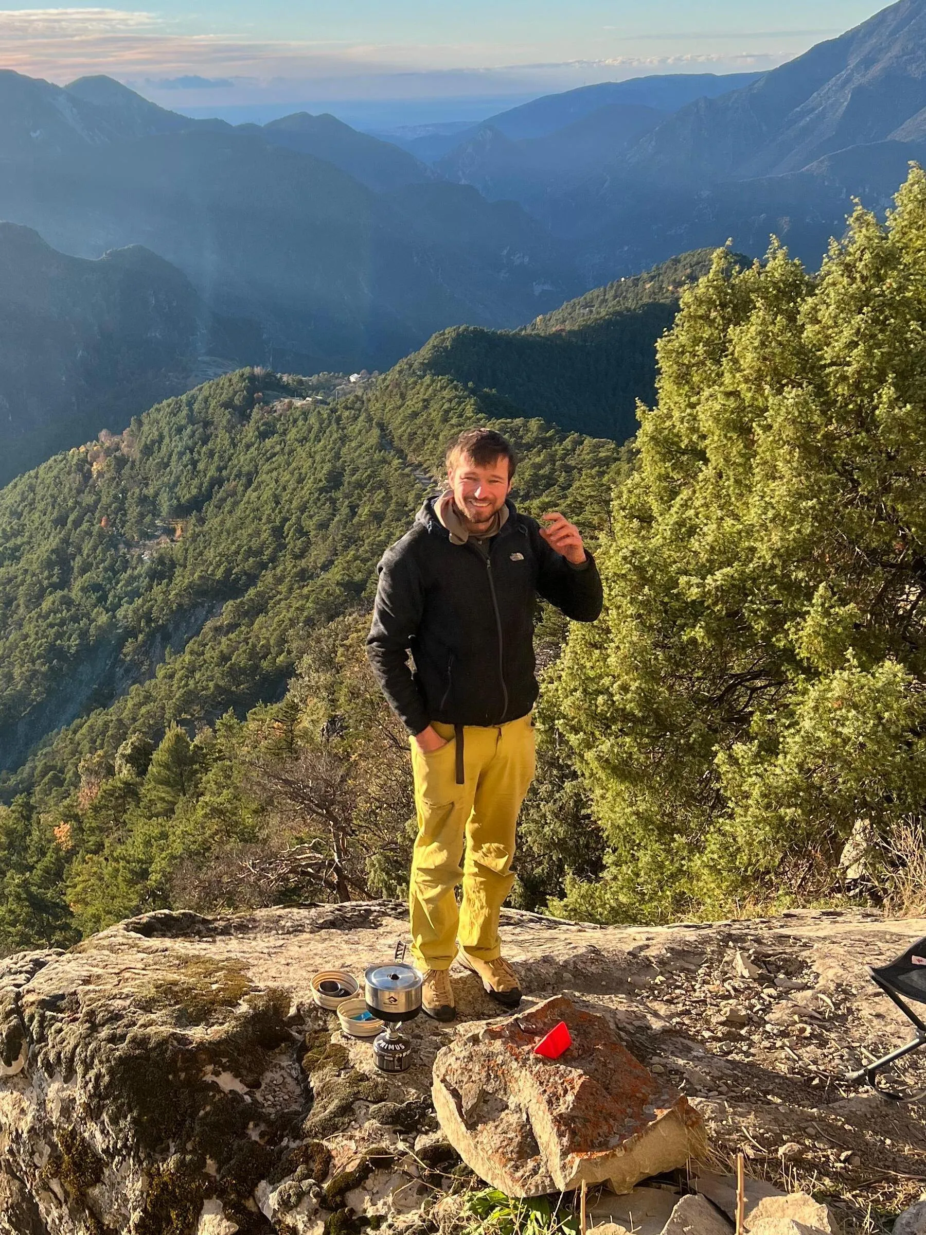 Sébastien en pause au sommet, à la Tour