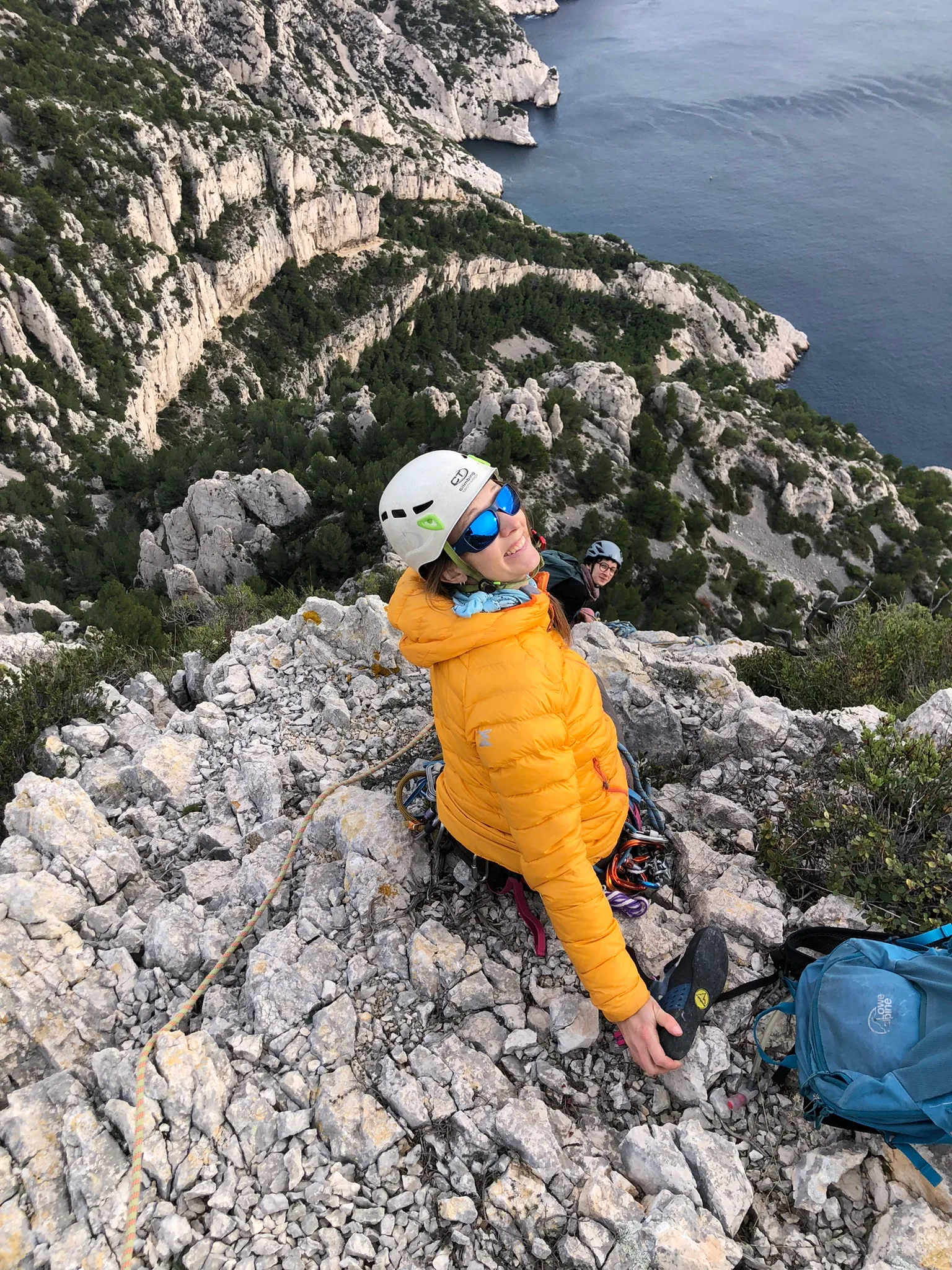 Falaises de calcaire blanc au-dessus de la mer dans les Calanques