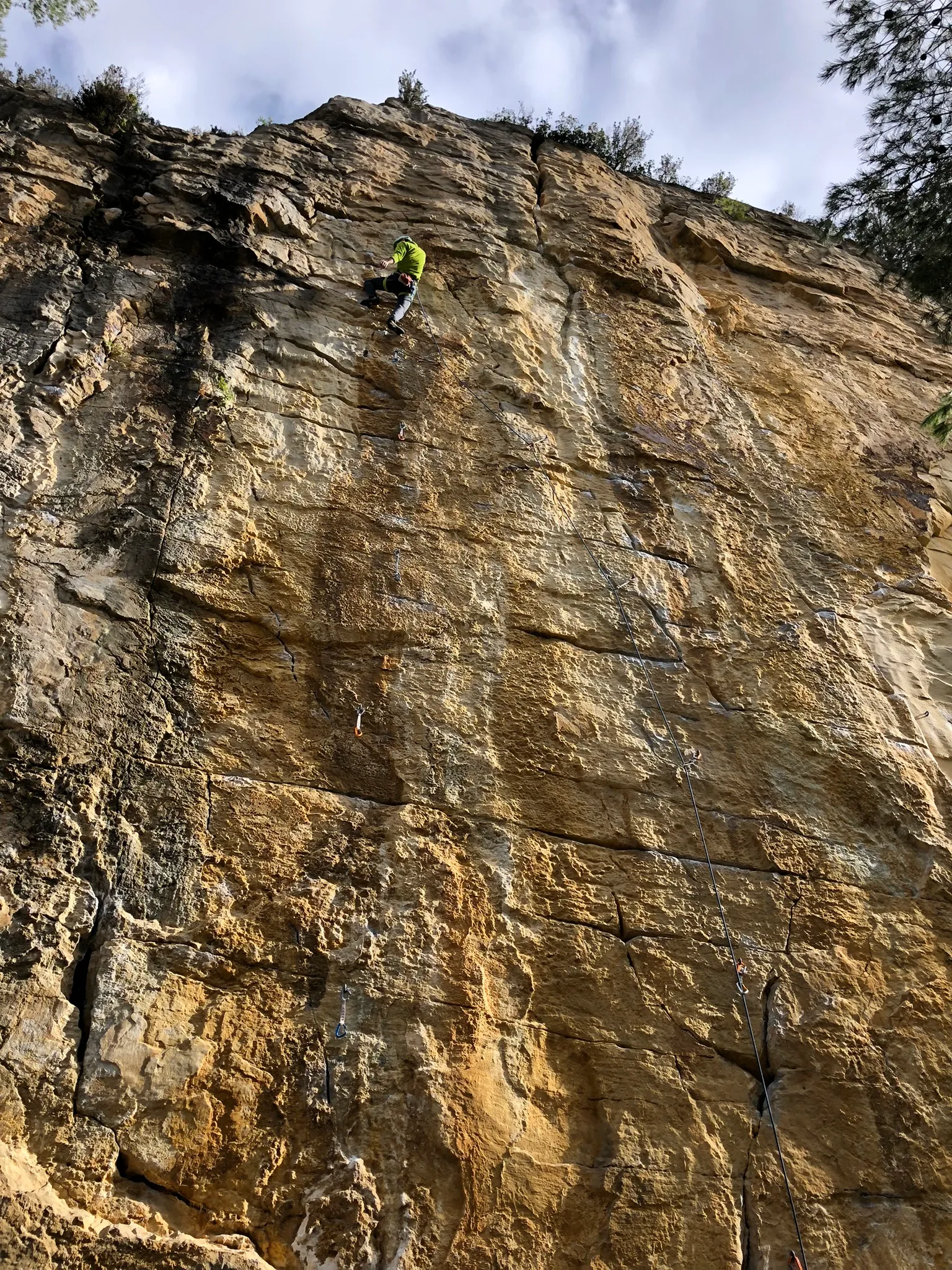Les murs de grès de l'ancienne carrière de l'Étoile Noire